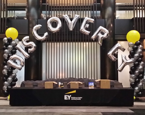 Discovery Letter Banner & Balloon Columns